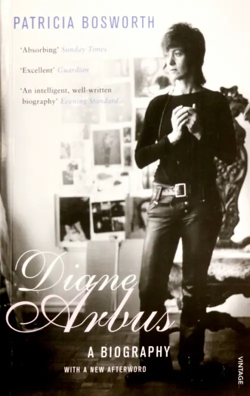 

Diane Arbus. A Biography, Серый